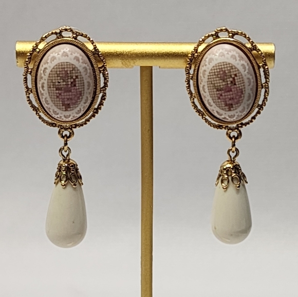 1928 Vintage Glass Hand Painted Heart Brooch and Earrings - Picture 3 of 9